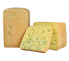 KI generiert: Mehrere Stücke Schnittkäse mit gewürztem Inneren und Löchern.