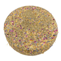 KI generiert: Runde Kräuterscheibe mit bunten Blütenblättern.