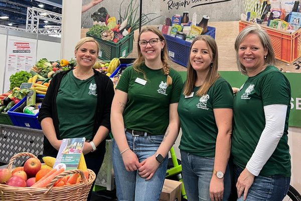KI generiert: Das Bild zeigt mehrere junge Keimlinge, die in Erde gepflanzt sind. Der Hauptinhalt des Bildes ist das frische Wachstum der Pflanzen.