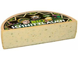 KI generiert: Ein geschmackvoller Bio-Schnittlauchkäse mit auffälligem Etikett in Schwarz und Grün. Text: "BIO SCHNITTLAUCH".