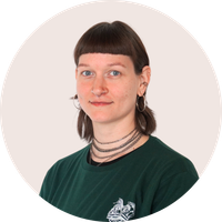 KI generiert: Eine Person mit kurzen, dunklen Haaren und Ohrringen auf neutralem Hintergrund. Kein Text enthalten.