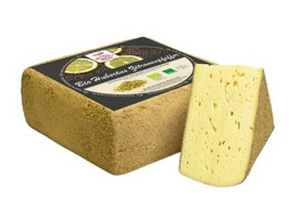 KI generiert: Das Bild zeigt ein großes Käsestück mit einem herausgeschnittenen Teil, wodurch die gelbliche Innenstruktur sichtbar wird. Der Hauptinhalt des Bildes ist der Käse.