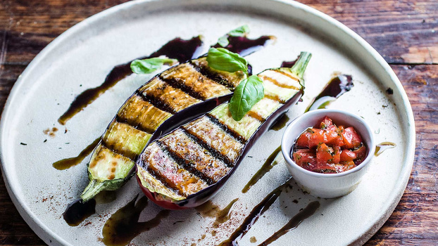 Rezeptbild für Gegrillte Aubergine mit Tomatensugo
