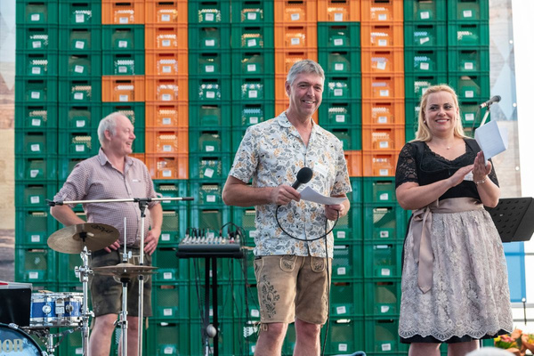 KI generiert: Das Bild bewirbt das 30-jährige Jubiläum eines Unternehmens und bietet die Chance, 30 Mal 3 Gewürzmischungen zu gewinnen. Es zeigt zudem eine Speise als Anregung, mit den bereitgestellten Rezepten zu kochen.