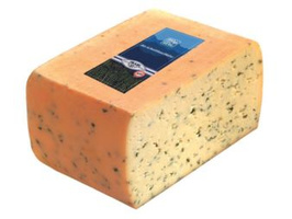 KI generiert: Ein Block Käse mit Kräutern und einem blauen Etikett.