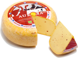 KI generiert: Ein runder Laib Käse mit einem Stück herausgeschnitten. Text: "AURORA Gold Winterkäse".