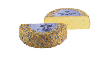 KI generiert: Ein runder Käse, halbiert, mit Blütenrinde. Text: "Allgäuer BlütenMarie".