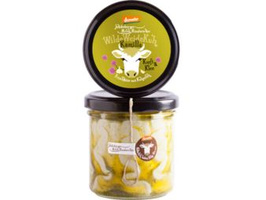 KI generiert: Glas mit eingelegten Gurken, Etikett „Wilde Weidekühe Kamille, Knofi & Klee. Prämierung Alpe Adria Top Produkt."