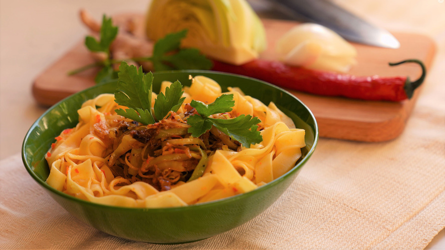 Rezeptbild für Tagliatelle mit pikantem Weißkohl