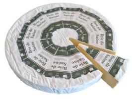 KI generiert: Ein Brie-Käse mit einem herausgeschnittenen Stück. Text: "Brie de Saône".