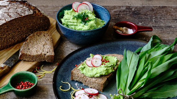 Rezeptbild für Bärlauchbutter mit Radieschen-Grün