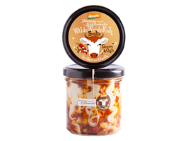 KI generiert: Das Bild zeigt ein Glas mit einem Lebensmittelprodukt namens "Wilde Weidekuh Carlo" in der Geschmacksrichtung "Curry & Dattel". Auf dem Etikett des Glases ist eine stilisierte Kuh abgebildet.