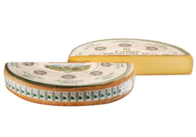 KI generiert: Ein halbierter Laib Comté-Käse mit Etikett "Comté Juraflore BIO".