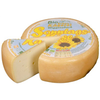 KI generiert: Auf dem Bild sind zwei Käselaibe abgebildet, einer ganz und der andere aufgeschnitten. Beide tragen ein Etikett mit der Aufschrift "Gouda".