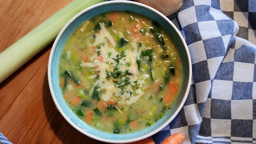 Rezeptbild für Kartoffelsuppe mit Karotten, Lauch und Bergkäse