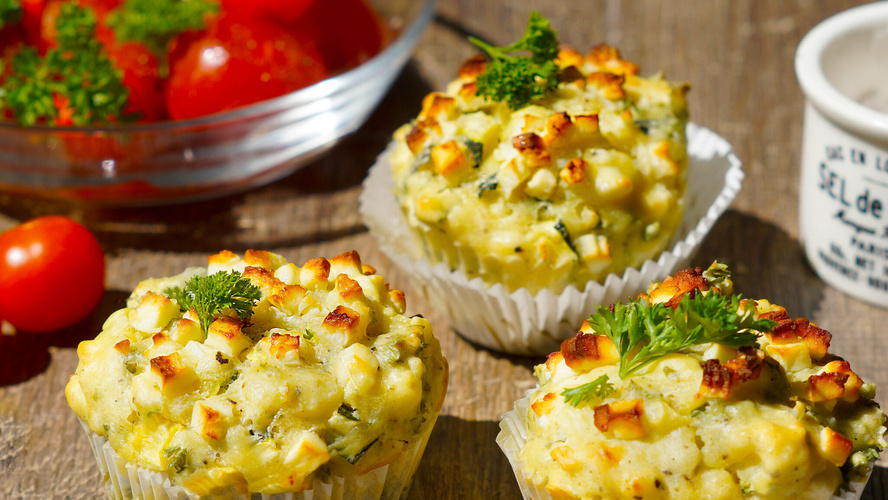Rezeptbild für Zucchini-Feta-Muffins mit  Tomatensalat