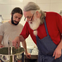 KI generiert: Zwei Männer kochen gemeinsam in einer Küche.