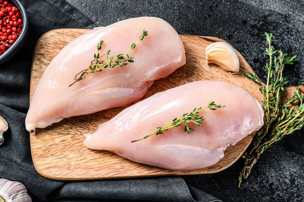 KI generiert: Das Bild zeigt zwei Personen in grüner Arbeitskleidung, die lächelnd eine Kiste mit frischem Obst und Gemüse halten. Im Hintergrund sind weitere Kisten mit Tomaten, Äpfeln und Salat zu sehen, was auf ein Lager oder eine Verkaufsstelle für frische Lebensmittel hinweist.
