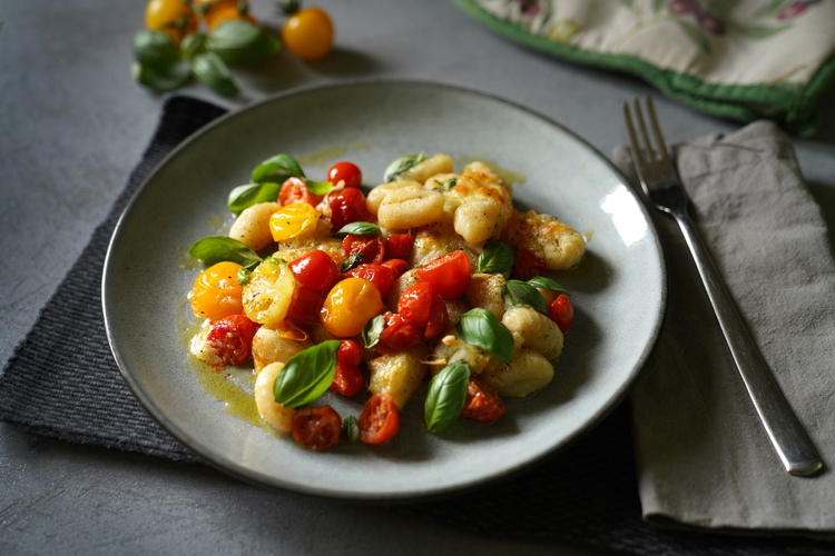 Rezeptbild für Gnocchi Caprese mit Mozzarella und Tomaten