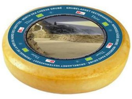 KI generiert: Das Bild zeigt einen runden Käse mit blauem Etikett mit Landschaftsbild. Text: "North Sea Cheese Grube".