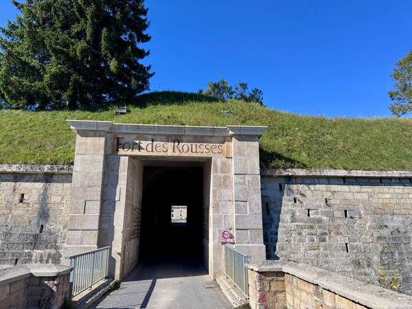 KI generiert: Eingangstor des Forts mit der Aufschrift "Fort des Rousses".