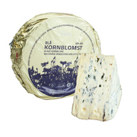 KI generiert: Ein Laib dänischer Blauschimmelkäse "Blå Kornblomst" und ein Stück davon.