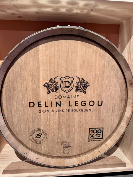 KI generiert: Ein Weinfass mit dem Text: "Domaine Delin Legou, Grands Vins de Bourgogne".