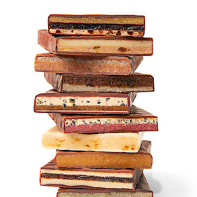 KI generiert: Ein Stapel von gefüllter Schokolade mit verschiedenen Schichten und Geschmacksrichtungen.