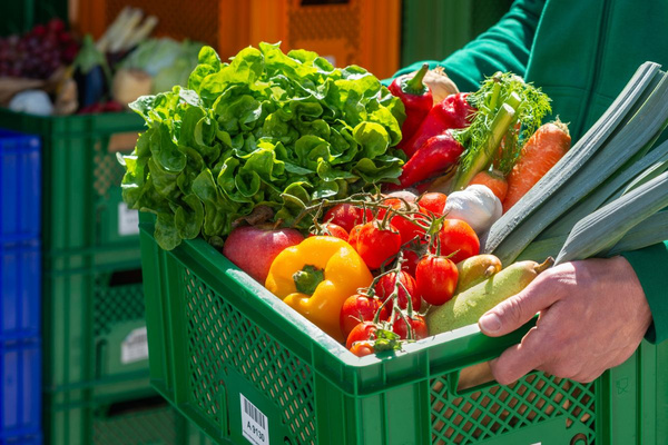 KI generiert: Das Bild bewirbt das 30-jährige Jubiläum eines Unternehmens und bietet die Chance, 30 Mal 3 Gewürzmischungen zu gewinnen. Es zeigt zudem eine Speise als Anregung, mit den bereitgestellten Rezepten zu kochen.