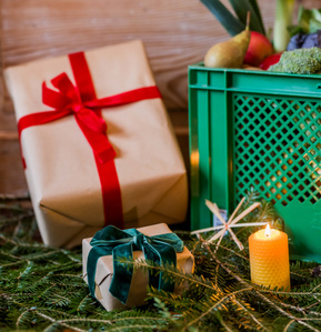 KI generiert: Das Bild zeigt grüne Tannenzweige auf einem Holztisch, begleitet von einem Etikett mit der Aufschrift "Bio". Im Hintergrund sind bunte Teigausstecher zu sehen.