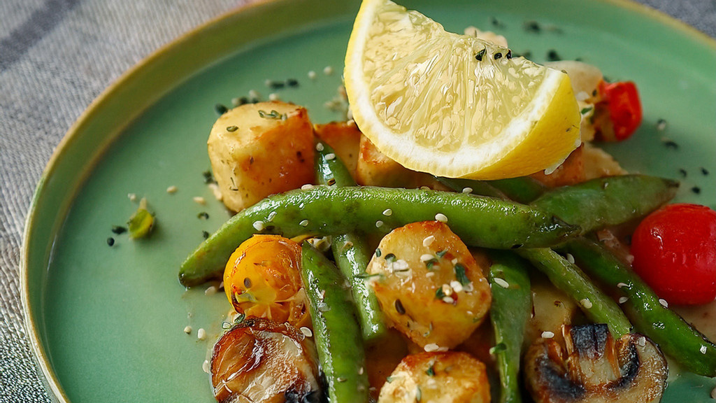 KI generiert: Das Bild zeigt eine Schüssel mit einem bunten Salat aus Rote-Bete-Scheiben, Karottenstreifen, Feldsalat, gehackten Nüssen und einem Klecks Sahne oder Joghurt in der Mitte. Der Salat liegt auf einem Holztisch.