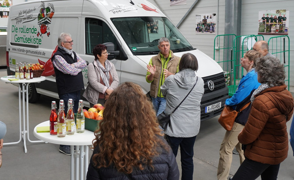 KI generiert: Das Bild bewirbt das 30-jährige Jubiläum eines Unternehmens und bietet die Chance, 30 Mal 3 Gewürzmischungen zu gewinnen. Es zeigt zudem eine Speise als Anregung, mit den bereitgestellten Rezepten zu kochen.