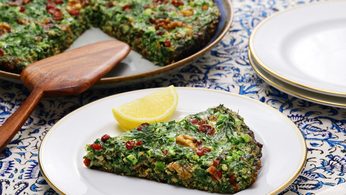 KI generiert: Das Bild zeigt eine Schüssel mit einem bunten Salat aus Rote-Bete-Scheiben, Karottenstreifen, Feldsalat, gehackten Nüssen und einem Klecks Sahne oder Joghurt in der Mitte. Der Salat liegt auf einem Holztisch.