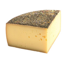 KI generiert: Ein Block Käse mit Kräutern und einem blauen Etikett.