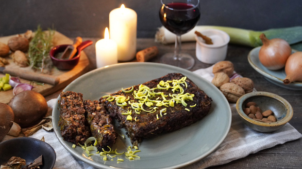 Rezeptbild für Veganer Nussbraten mit geschmortem Lauch und Pilzen