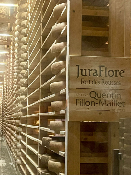 KI generiert: Ein Weinfass mit dem Text: "Domaine Delin Legou, Grands Vins de Bourgogne".