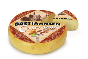 KI generiert: Ein runder Käselaib mit abgeschnittener Scheibe. Aufschrift: "BASTIAANSEN Charmeux aux Oignons grillés".