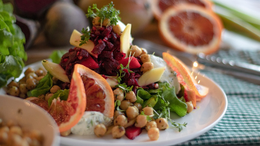 Rezeptbild für  Lauwarmer Rote Bete-Mango-Salat, Kressecreme und Kichererbsen