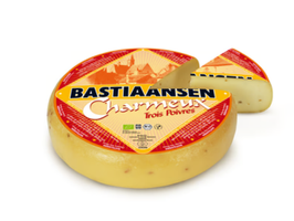 KI generiert: Auf dem Bild sind zwei Käselaibe abgebildet, einer ganz und der andere aufgeschnitten. Beide tragen ein Etikett mit der Aufschrift "Gouda".