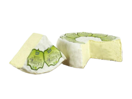 KI generiert: Das Bild zeigt ein großes Käsestück mit einem herausgeschnittenen Teil, wodurch die gelbliche Innenstruktur sichtbar wird. Der Hauptinhalt des Bildes ist der Käse.