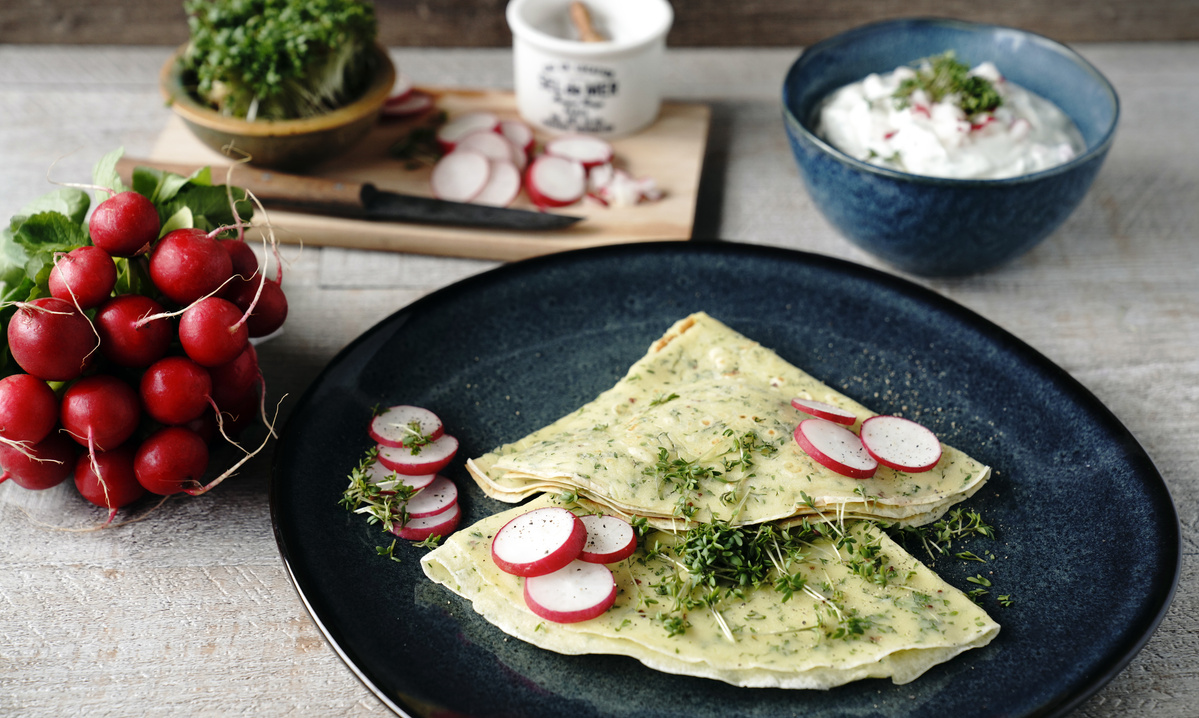 KI generiert: Das Bild zeigt eine Schüssel mit einem bunten Salat aus Rote-Bete-Scheiben, Karottenstreifen, Feldsalat, gehackten Nüssen und einem Klecks Sahne oder Joghurt in der Mitte. Der Salat liegt auf einem Holztisch.