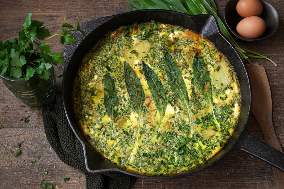 KI generiert: Das Bild zeigt eine Schüssel mit einem bunten Salat aus Rote-Bete-Scheiben, Karottenstreifen, Feldsalat, gehackten Nüssen und einem Klecks Sahne oder Joghurt in der Mitte. Der Salat liegt auf einem Holztisch.