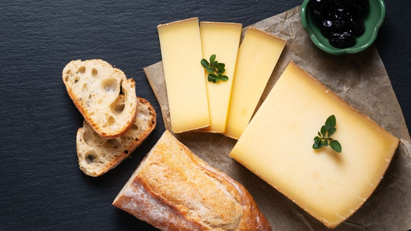 KI generiert: Hauptinhalt: Bio-Brot und Aufstrich mit Kräutern.