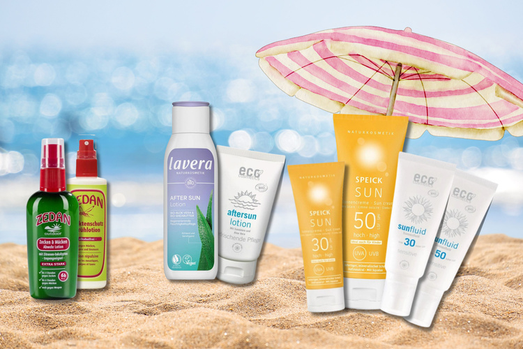 KI generiert: Sonnencremes und Lotionen am Strand mit Sonnenschirm im Hintergrund. Text: Marken wie Lavera, Speick, etc.