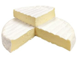 KI generiert: Ein runder Weichkäse, in Stücke geschnitten, mit weißer Rinde.