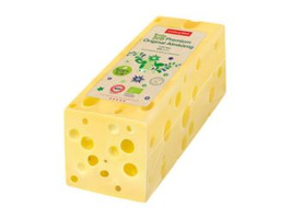 KI generiert: Verpackung von Bio-Weichkäse "BERGPRACHT" mit Blauschimmel, Dekor mit Käse und Brombeeren.
