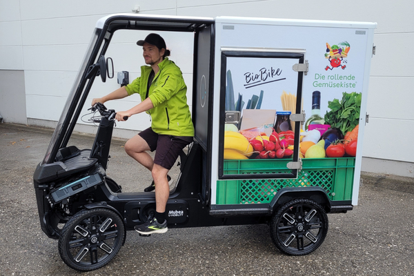 KI generiert: Das Bild bewirbt das 30-jährige Jubiläum eines Unternehmens und bietet die Chance, 30 Mal 3 Gewürzmischungen zu gewinnen. Es zeigt zudem eine Speise als Anregung, mit den bereitgestellten Rezepten zu kochen.