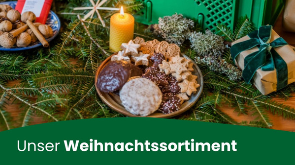 KI-generierte Beschreibung: Das Bild zeigt ein Weihnachts-Sortiment mit Nüssen, Gewürzen und einem Glas Honig. Text: "Unser Weihnachtssortiment".