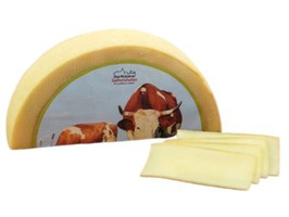 KI generiert: Ein halber Laib Käse mit aufgeschnittenen Scheiben, Kuhbild am Laib. Text: "Allgäu Berghofkäse Gammelsberger".