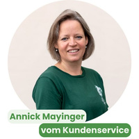 KI generiert: Porträt einer Frau im grünen Shirt. Text: "Annick Mayinger vom Kundenservice".